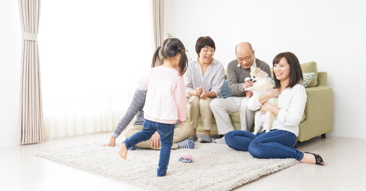 シングルマザー 実家暮らしのシングルマザーは児童扶養手当がもらえない?親と同居での注意点もご紹介! - room for all